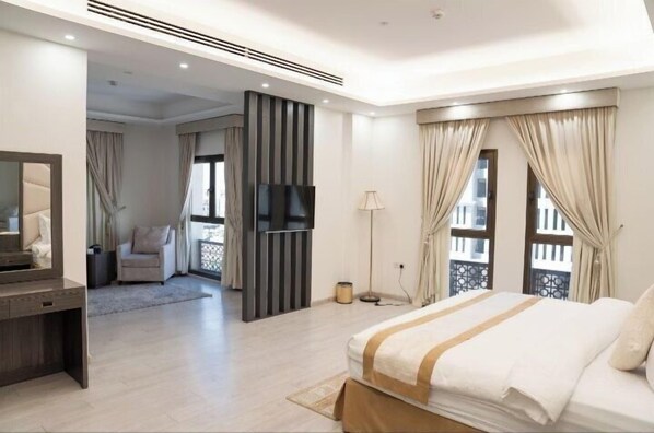 Business Studio Suite | 1 bedroom, in-room safe, blackout drapes, soundproofing