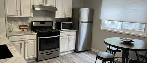 ثلاجة، ميكروويف، فرن، موقد طهي مسطح