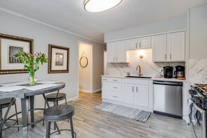 ثلاجة، ميكروويف، فرن، موقد طهي مسطح