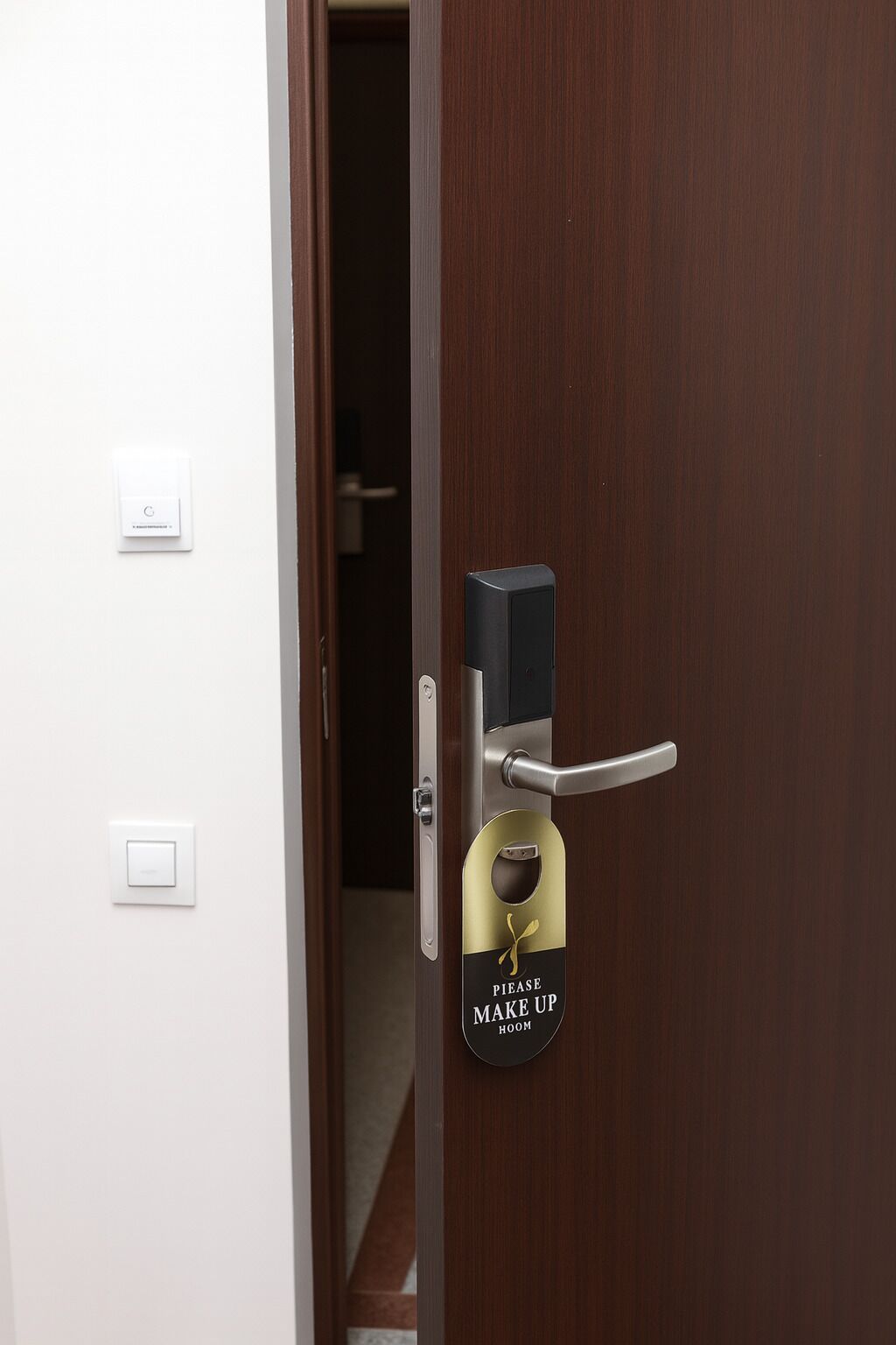 Una puerta con cerradura y timbre, y un letrero que dice 'Por favor, colócate'.