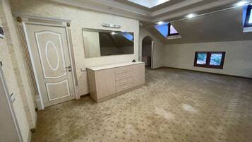 Minibar, in-room safe, individually decorated, individually furnished