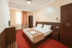 Business Double or Twin Room | Minibar, in-room safe, individually decorated, individually furnished