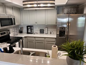 Fridge, microwave, oven, stovetop - Ideal Lake Vacation Condo - Lake of the Ozarks, Missouri (Lake Ozark)