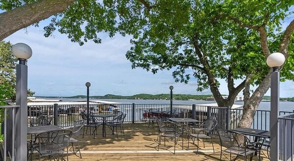 Outdoor dining - Ideal Lake Vacation Condo - Lake of the Ozarks, Missouri (Lake Ozark)