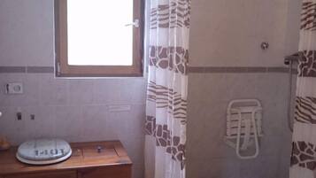 Regadera, jabón, papel de baño