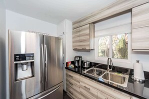 冷蔵庫、電子レンジ、オーブン、コンロ