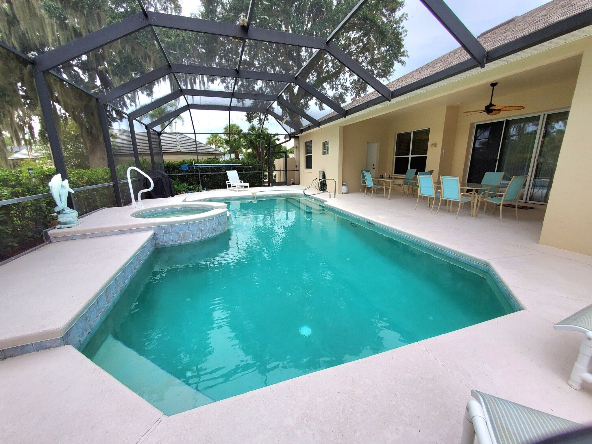 BEACH, H. POOL & HOT TUB, DESKS, 4 BR/2.5 B-TV'S,GRILL, 3 CAR G.