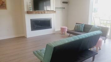 Smart TV, lareira, livros