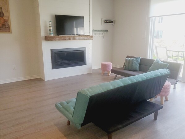 Smart-TV, Kamin, Bücher