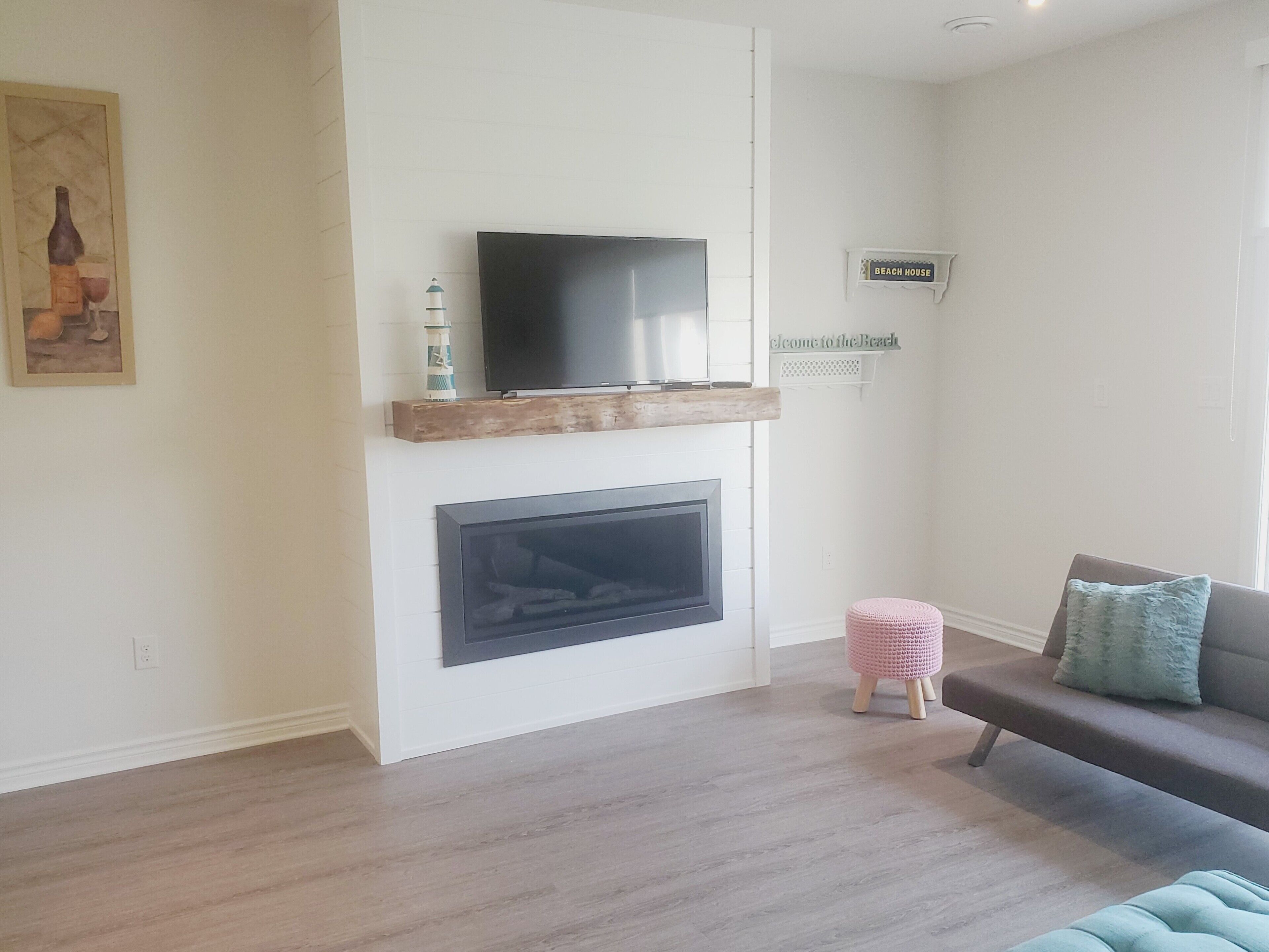 TV connectée, cheminée, livres