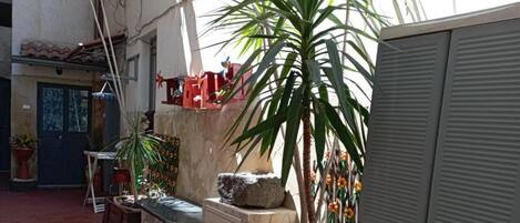 المنطقة المحيطة بالمنشأة