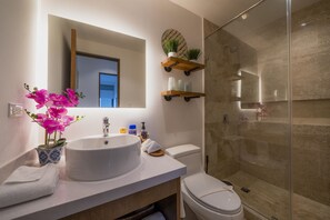 Villa Deluxe | Baño | Regadera y toallas