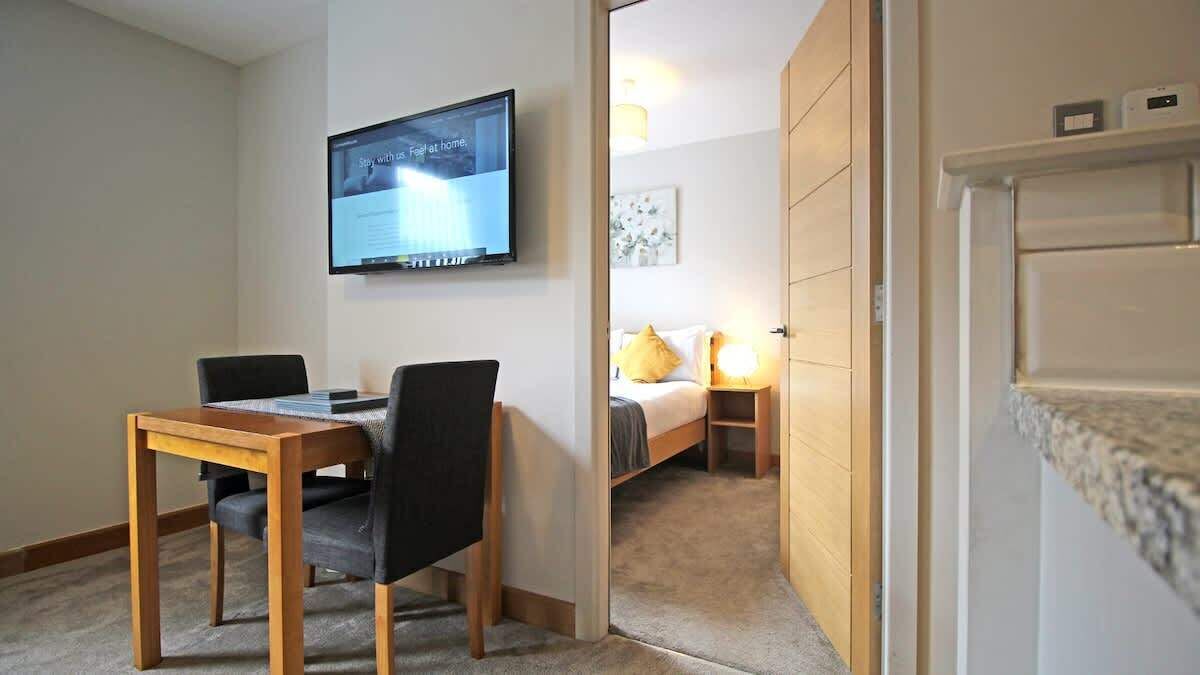 2 bedrooms, iron/ironing board, WiFi