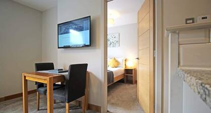 Central Chester Apartment - Free Parking