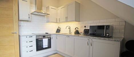 Réfrigérateur, micro-ondes, four, plaque de cuisson