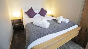 2 bedrooms, iron/ironing board, WiFi