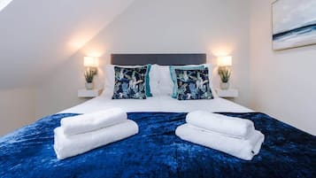 2 bedrooms, iron/ironing board, WiFi