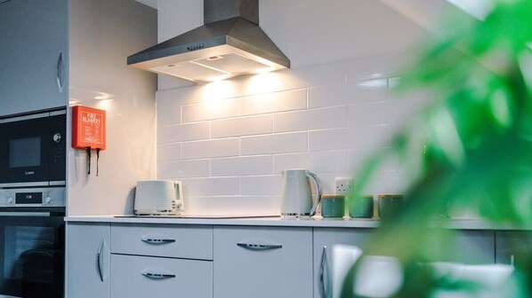 Fridge, cookware/dishes/utensils