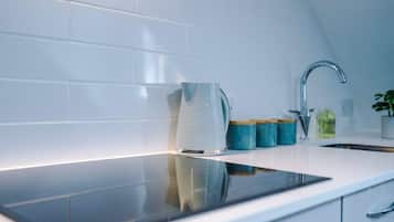 Fridge, cookware/dishes/utensils