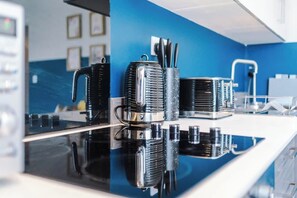 Køleskab, mikrobølgeovn, ovn, kogeplade