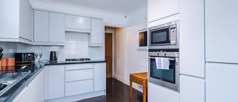 Frigorífico, microondas, horno y placa de cocina