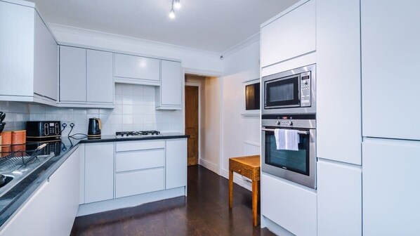 Frigorífico, microondas, horno y placa de cocina