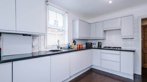 Frigorífico, microondas, horno y placa de cocina