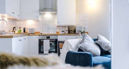 Central, Modern Apartment for Netflix & City Break
