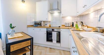 Central, Modern Apartment for Netflix & City Break