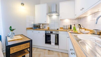 Central, Modern Apartment for Netflix & City Break