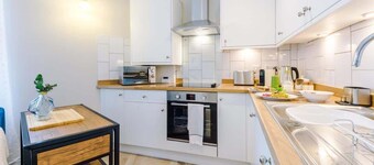 Central, Modern Apartment for Netflix & City Break