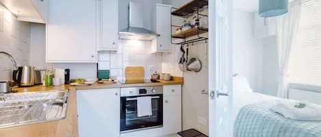 Fridge, oven, stovetop, cookware/dishes/utensils