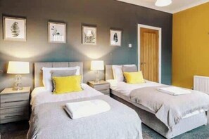 3 chambres, fer et planche à repasser, Wi-Fi, draps fournis