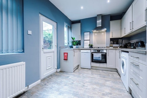 Spacious Modern Chester Home - Great Location