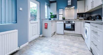Spacious Modern Chester Home - Great Location