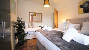 3 bedrooms, iron/ironing board, WiFi, bed sheets