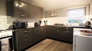 Frigorifero, microonde, forno, piano cottura