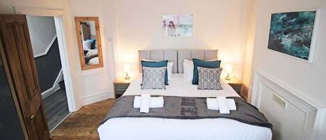 3 عدّة غرف نوم ومكواة/لوح كي وواي فاي وملاءات أسرّة