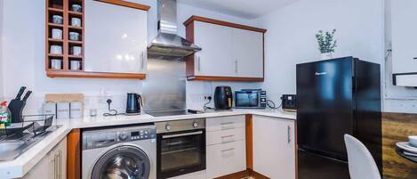 Køleskab, mikrobølgeovn, ovn, kogeplade