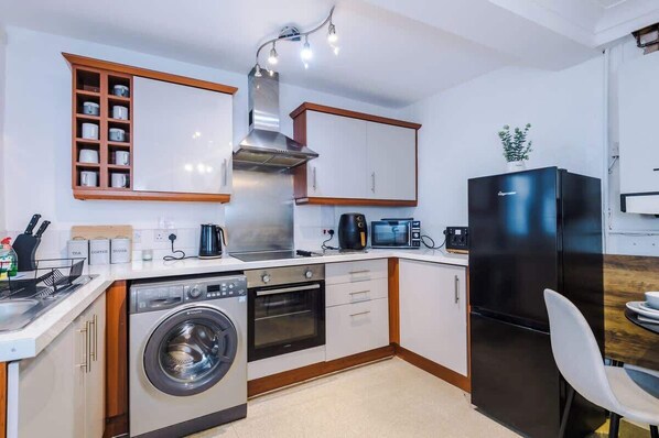 Jääkaappi, mikroaaltouuni, uuni, liesi