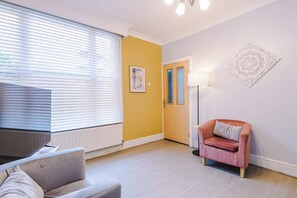 TV - Recently Refurbished/ 4 Bed Close to Train Station (Chester)