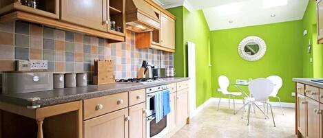 Réfrigérateur, four à micro-ondes, un four, surface de cuisson