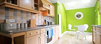 Queens Road - Spacious 4 bedroom home with parking