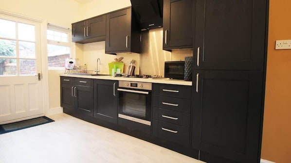 Køleskab, mikrobølgeovn, ovn, kogeplade