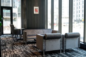 Sarapan dan makan malam dihidangkan 