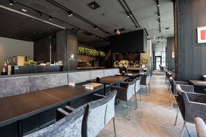 Petit déjeuner et dîner servis sur place