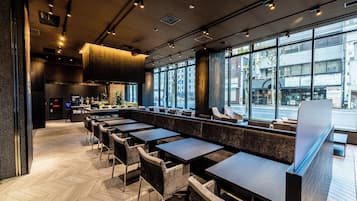 朝食、ディナーに営業