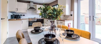 Luxury Town House Chester City with Driveway & EV