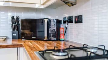 冰箱、微波炉、烤箱、炉灶