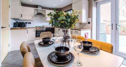 Luxury Town House Chester City with Driveway & EV